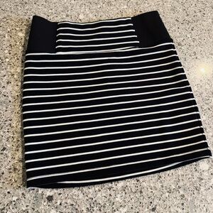 Black and White Striped Women's Mini Skirt with Zipper Up Back- EUC ⭐👗